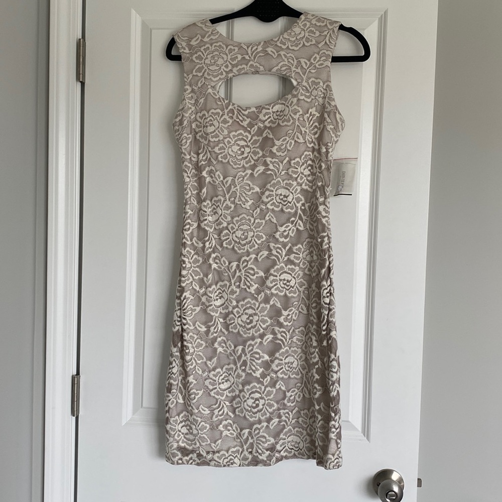 David’s bridal dress size 6 never worn